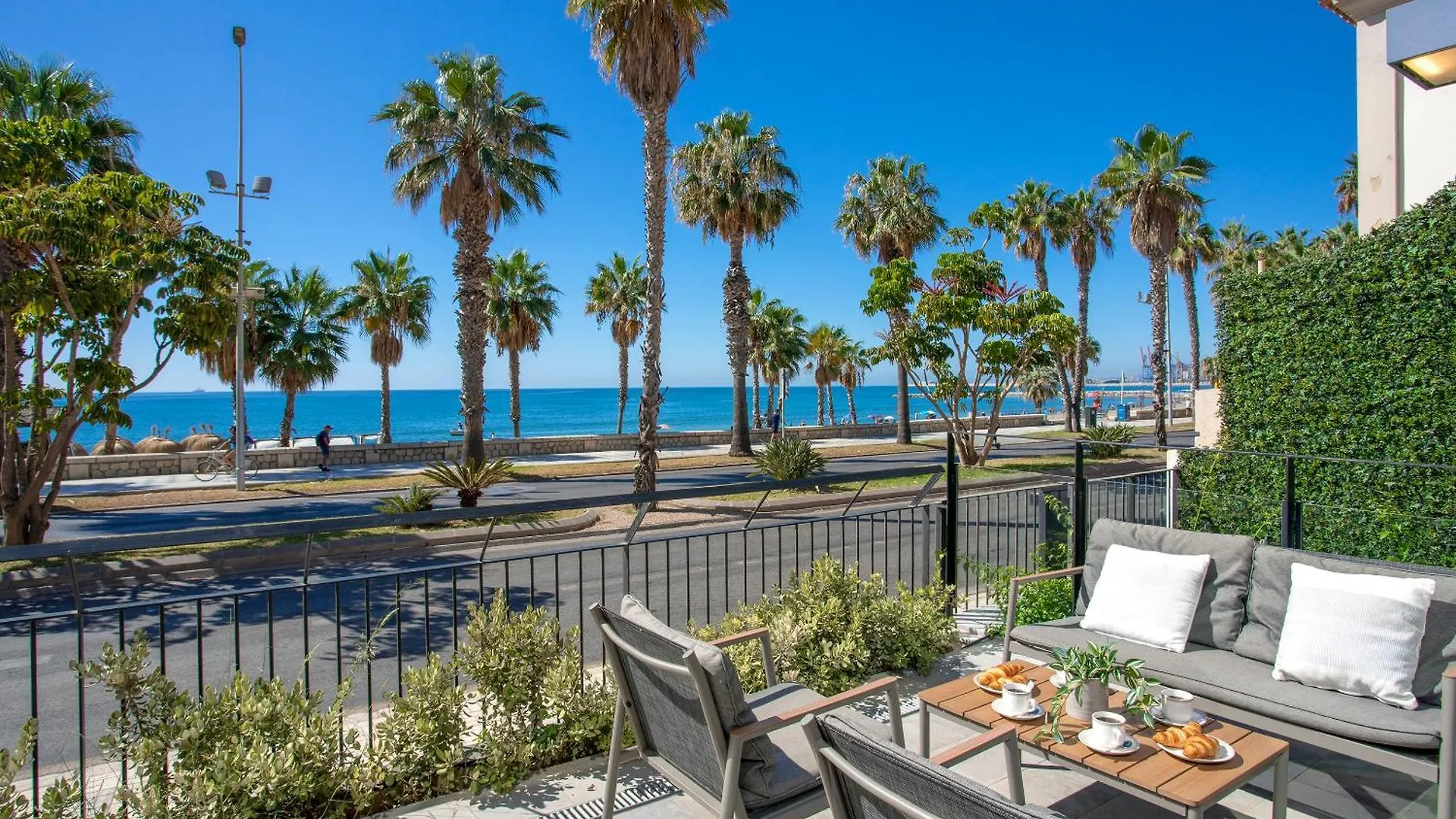 Malagueta Beach Front Luxury Apartment By Rent Me location