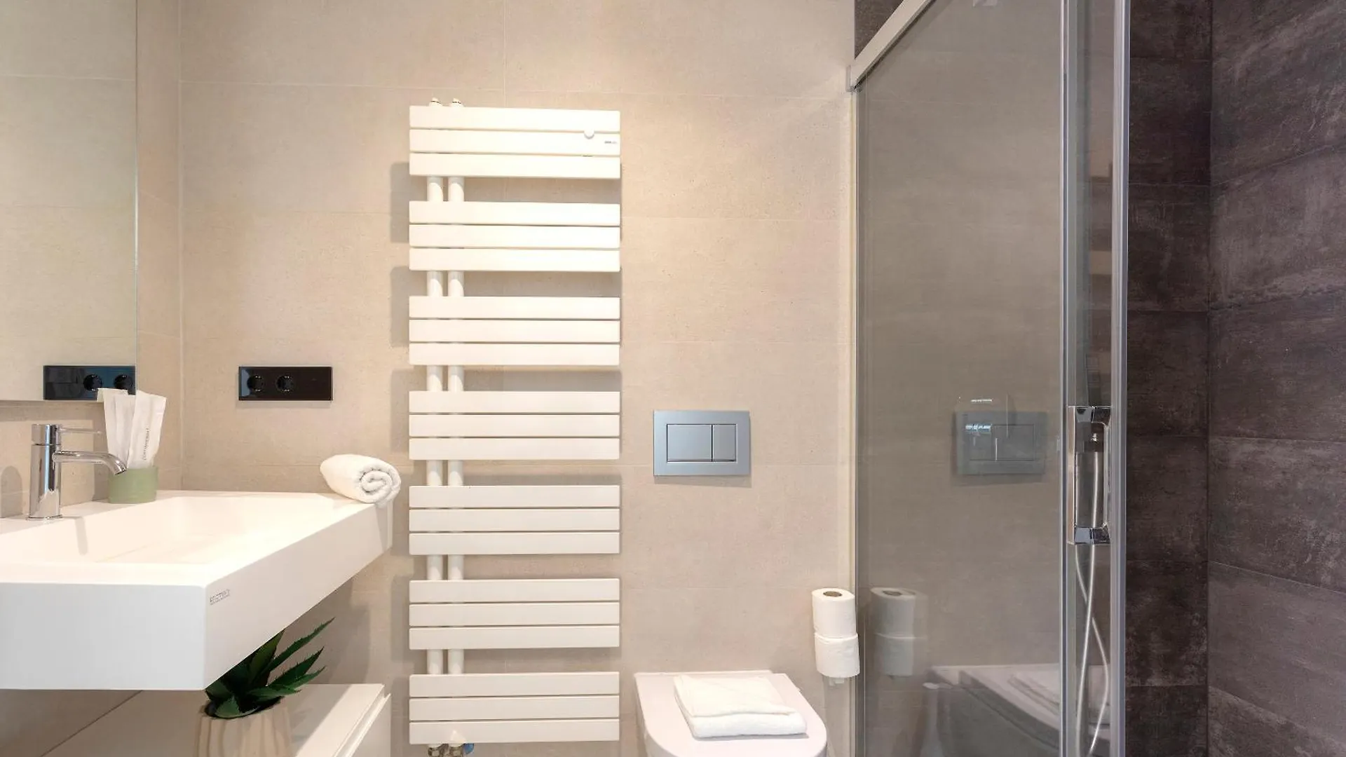 Malagueta Beach Front Luxury Apartment By Rent Me Málaga 0*,  İspanya